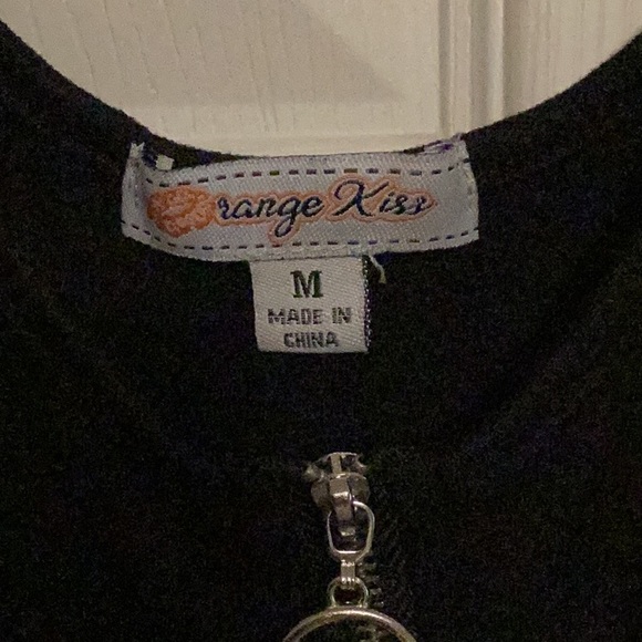 Cute black tank top with front zipper - Picture 3 of 3